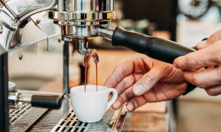 Een kopje koffie: wat kost dat nu eigenlijk?